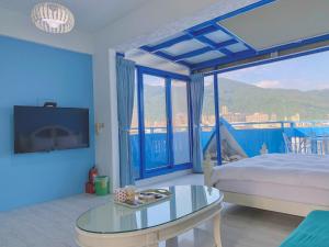礁溪鄉的住宿－地中海溫泉民宿，一间卧室设有一张床和一个大窗户
