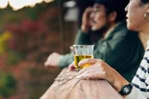 ROKKONOMAD في كوبه: امرأة تمسك كأس من البيرة