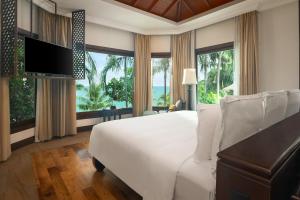 Un dormitorio con una cama y una ventana grande. en InterContinental Pattaya Resort by IHG, en Pattaya South