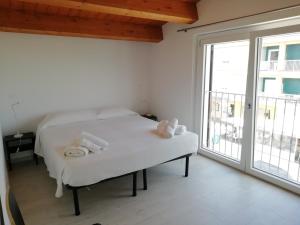 En eller flere senge i et værelse på Attico in centro a Marcelli