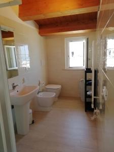 Et badeværelse på Attico in centro a Marcelli