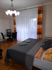 Posteľ alebo postele v izbe v ubytovaní Zöld Sziget Apartmanlakás