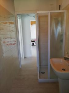 Et badeværelse på Attico in centro a Marcelli + 7 billeder