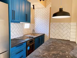 A kitchen or kitchenette at Athens Skylight Condo Még 20 kép