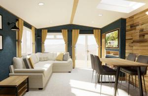ein Wohnzimmer mit einem Sofa und einem Tisch in der Unterkunft Whitecliff Bay Holiday Park in Bembridge
