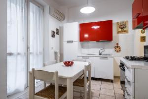 A kitchen or kitchenette at Piazza de' Calderini Apartment by Wonderful Italy Még 9 kép