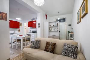 A kitchen or kitchenette at Piazza de' Calderini Apartment by Wonderful Italy