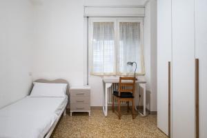 A bed or beds in a room at Piazza de' Calderini Apartment by Wonderful Italy