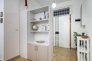 A kitchen or kitchenette at Piazza de' Calderini Apartment by Wonderful Italy