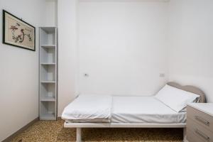 A bed or beds in a room at Piazza de' Calderini Apartment by Wonderful Italy