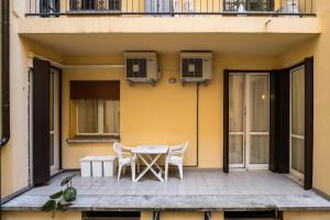 A balcony or terrace at Piazza de' Calderini Apartment by Wonderful Italy