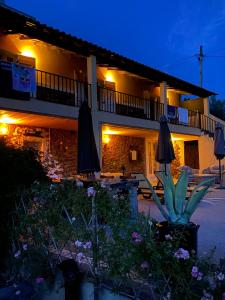 Aguda的住宿－Bed and breakfast Casa d'Oliveiral - Adults Only，一座建筑前面有雨伞和鲜花