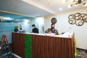 Lobby o reception area sa Lime Tree Hotel Near 32nd Avenue Sector 29 Gurgaon