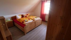 ein kleines Schlafzimmer mit einem Bett und einem Fenster in der Unterkunft Ferienwohnung Amanda 1 in Bad Zwischenahn