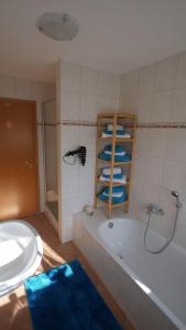 ein Badezimmer mit Badewanne, Dusche und Waschbecken in der Unterkunft Ferienwohnung Amanda 1 in Bad Zwischenahn + 11 Fotos