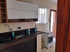 Η κουζίνα ή μικρή κουζίνα στο Apartamento 2 quartos 2 banheiros frente praia