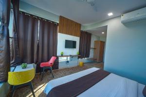 TV a/nebo společenská místnost v ubytování Hotel Jurkis, Kolhapur