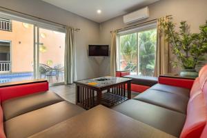 een woonkamer met banken en een tafel bij Luxury private pool serviced Villa in Candolim