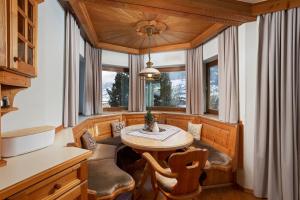 d'une salle à manger avec une table et quelques fenêtres. dans l'établissement Alpine View Apartments, à Niedernsill