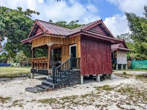 una pequeña casa con techo rojo en Pura Vita Resort, en Koh Rong