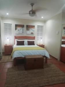 1 dormitorio con 1 cama grande y 2 mesitas de noche en 4 Michael Place en Edenvale