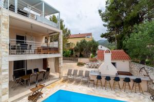 eine Villa mit einem Pool und einem Haus in der Unterkunft Villa Stipe in Stari Grad