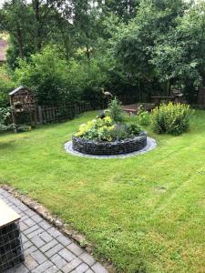 Ein Garten an der Unterkunft Gästehaus & Ferienhof Hüfner