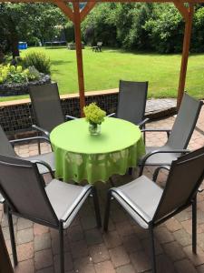 Ein Garten an der Unterkunft Gästehaus & Ferienhof Hüfner