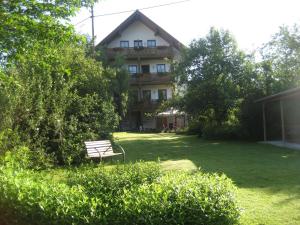 Ein Garten an der Unterkunft Gästehaus & Ferienhof Hüfner