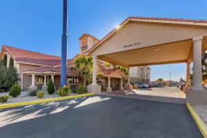 una vista frontal de un hotel con aparcamiento en Comfort Inn & Suites, en Deming