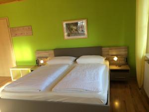 Ein Bett oder Betten in einem Zimmer der Unterkunft Gästehaus & Ferienhof Hüfner