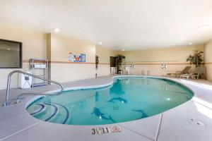 una gran piscina en una habitación de hotel en Comfort Inn & Suites, en Deming