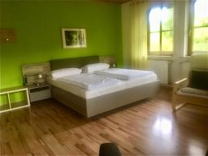 Ein Bett oder Betten in einem Zimmer der Unterkunft Gästehaus & Ferienhof Hüfner
