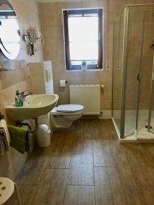 Ein Badezimmer in der Unterkunft Gästehaus & Ferienhof Hüfner