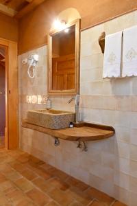 a bathroom with a sink and a mirror at Casal da Serra in Penha Garcia