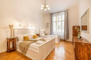 Un pat sau paturi într-o cameră la Templová 7 - Old Town Apartments