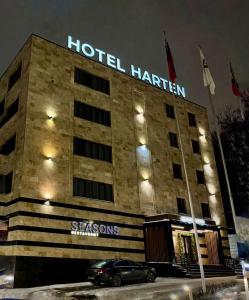 ein Hotelharlem mit einem davor geparkt in der Unterkunft HOTEL HARTEN business & international in Kursk