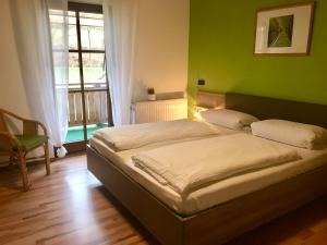 Ein Bett oder Betten in einem Zimmer der Unterkunft Gästehaus & Ferienhof Hüfner
