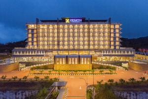un hotel con un gran edificio por la noche en Zenith Hotel Cameron, en Tanah Rata