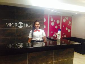 Členové personálu v ubytování Micro Hotel Condo Suites