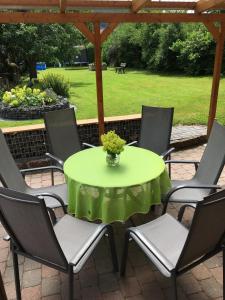 Ein Garten an der Unterkunft Gästehaus & Ferienhof Hüfner
