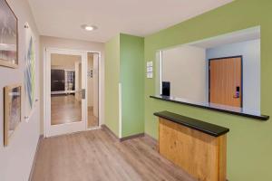 TV a/nebo společenská místnost v ubytování WoodSpring Suites Pharr