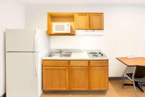 Kuchyň nebo kuchyňský kout v ubytování WoodSpring Suites Pharr