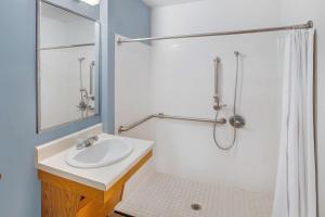 Koupelna v ubytování WoodSpring Suites Pharr + 7 fotografií