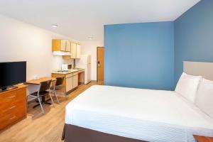 Kuchyň nebo kuchyňský kout v ubytování WoodSpring Suites Pharr