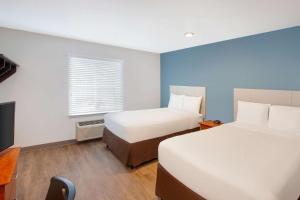 Postel nebo postele na pokoji v ubytování WoodSpring Suites Pharr