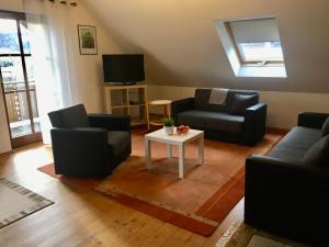 ein Wohnzimmer mit zwei Sofas und einem Tisch in der Unterkunft Gästehaus & Ferienhof Hüfner in Speicherz