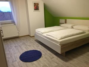 Ein Bett oder Betten in einem Zimmer der Unterkunft Gästehaus & Ferienhof Hüfner