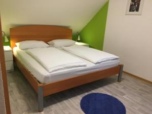 Ein Bett oder Betten in einem Zimmer der Unterkunft Gästehaus & Ferienhof Hüfner