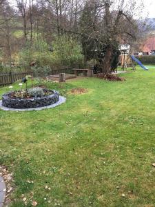 Ein Garten an der Unterkunft Gästehaus & Ferienhof Hüfner